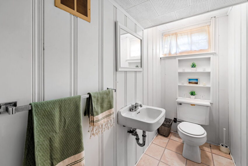 18-web-or-mls-7209 Oxford Rd18