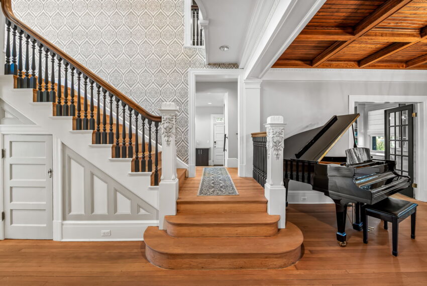 34-web-or-mls-4502 Roland Ave34