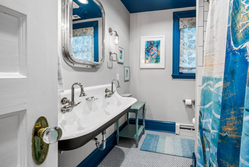 47-web-or-mls-4502 Roland Ave47