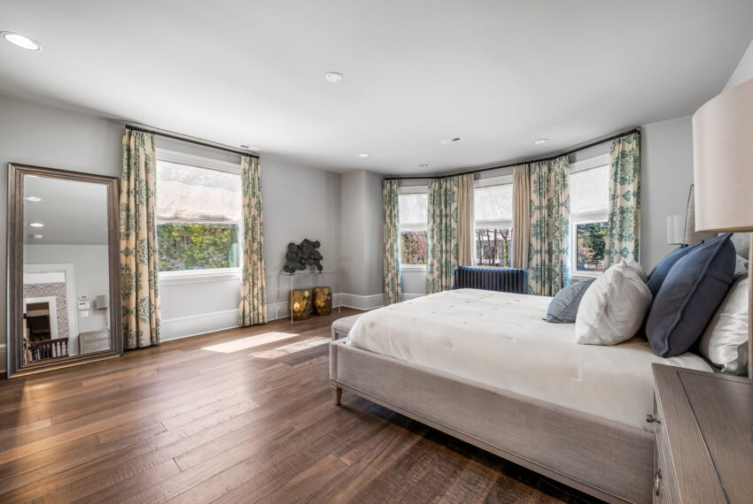 51-web-or-mls-4502 Roland Ave51