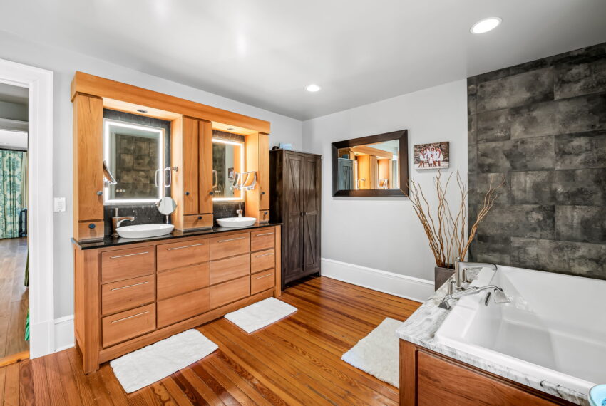 54-web-or-mls-4502 Roland Ave54