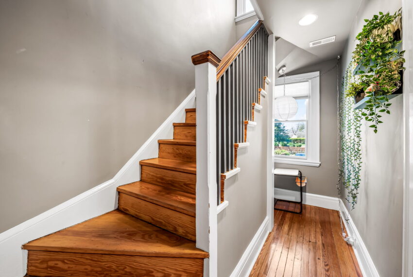 57-web-or-mls-4502 Roland Ave57