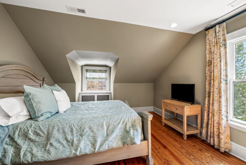 59-web-or-mls-4502 Roland Ave59