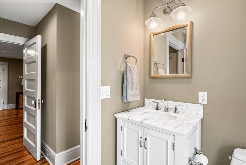60-web-or-mls-4502 Roland Ave60
