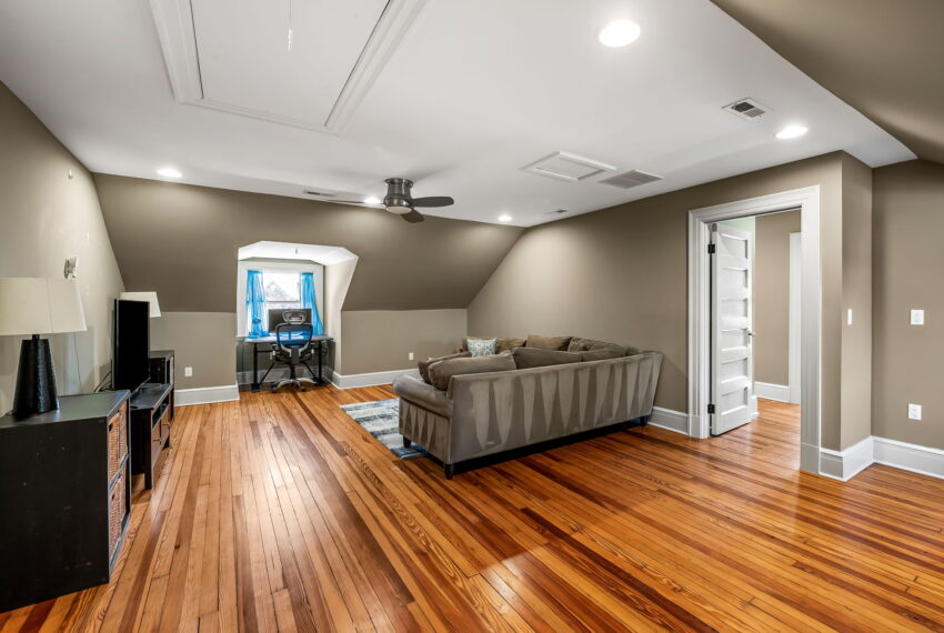 61-web-or-mls-4502 Roland Ave61