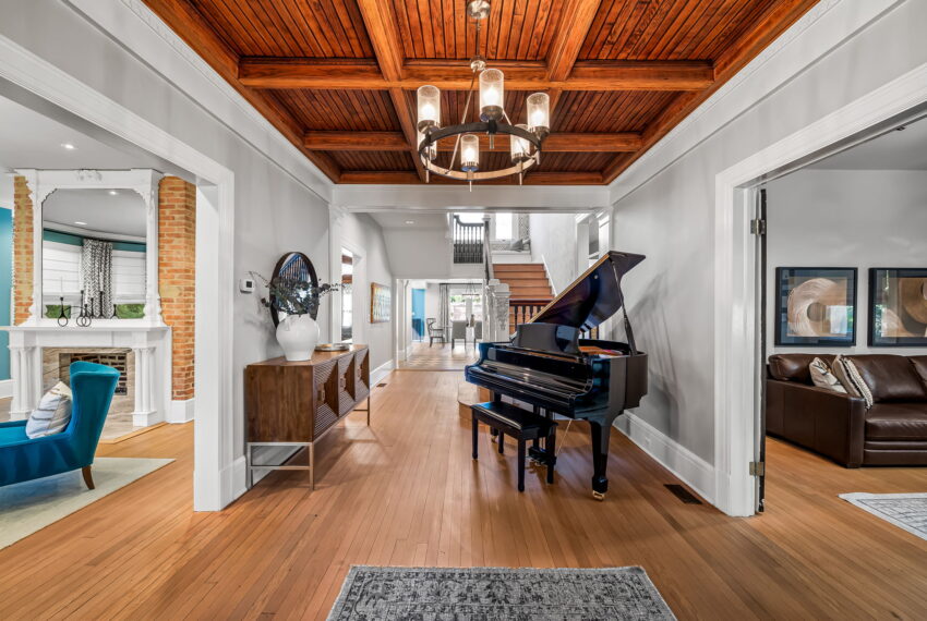 9-web-or-mls-4502 Roland Ave9